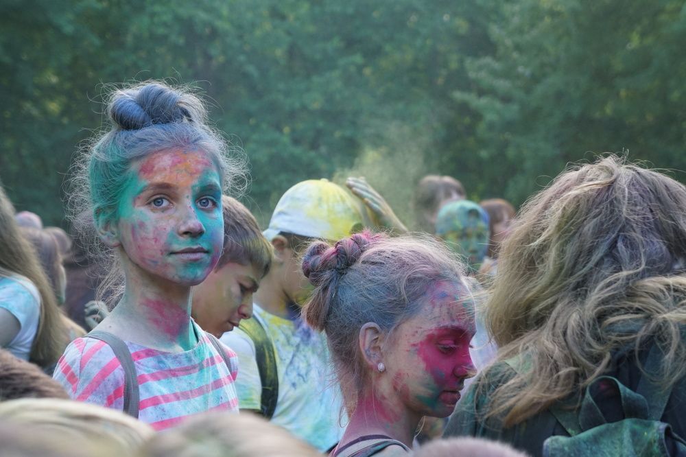 Голубоглазая девочка в толпе не фестивале красок Холи — Blue-eyed girl in the crowd is not the festival of colors Holi