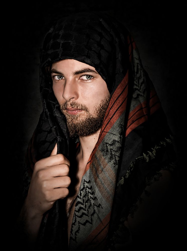 The features of a man mixed between the Western man and the Arab man