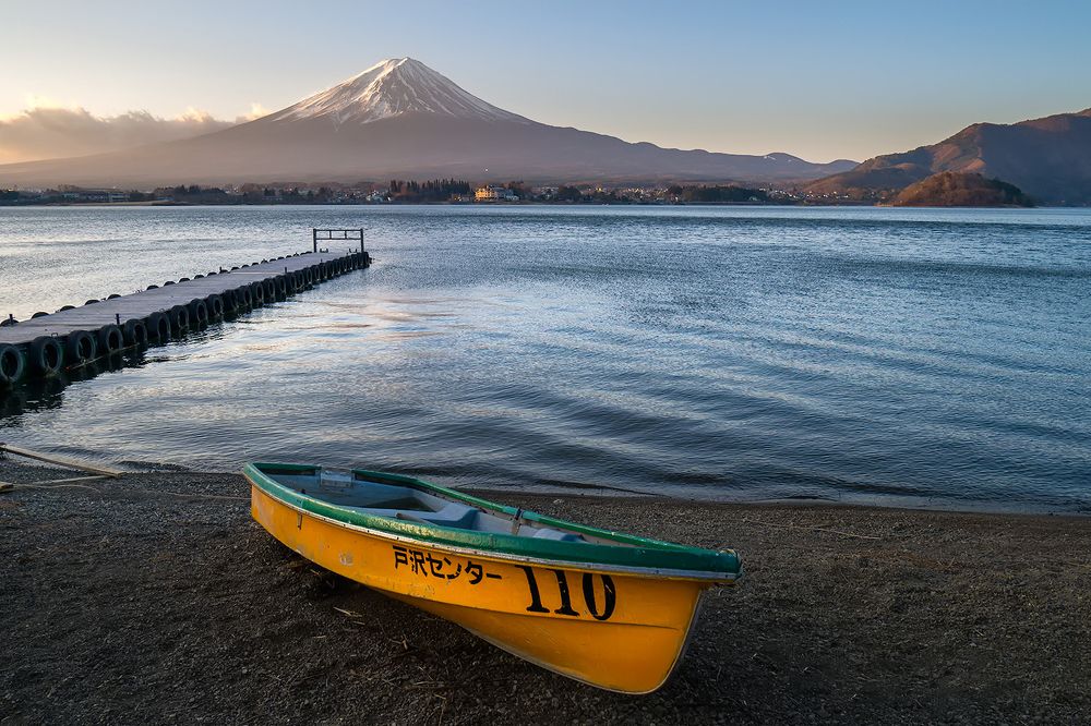 The boat is parked by the Lake Kawaguchi
