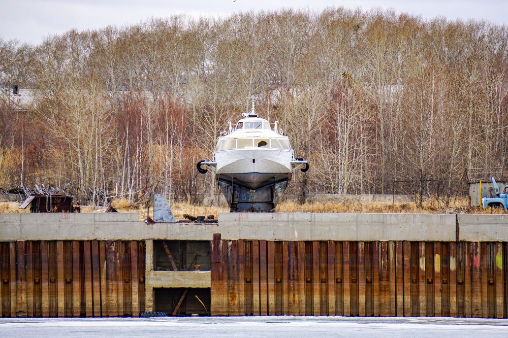 Старый корабль на подводных крыльях зимует на берегу