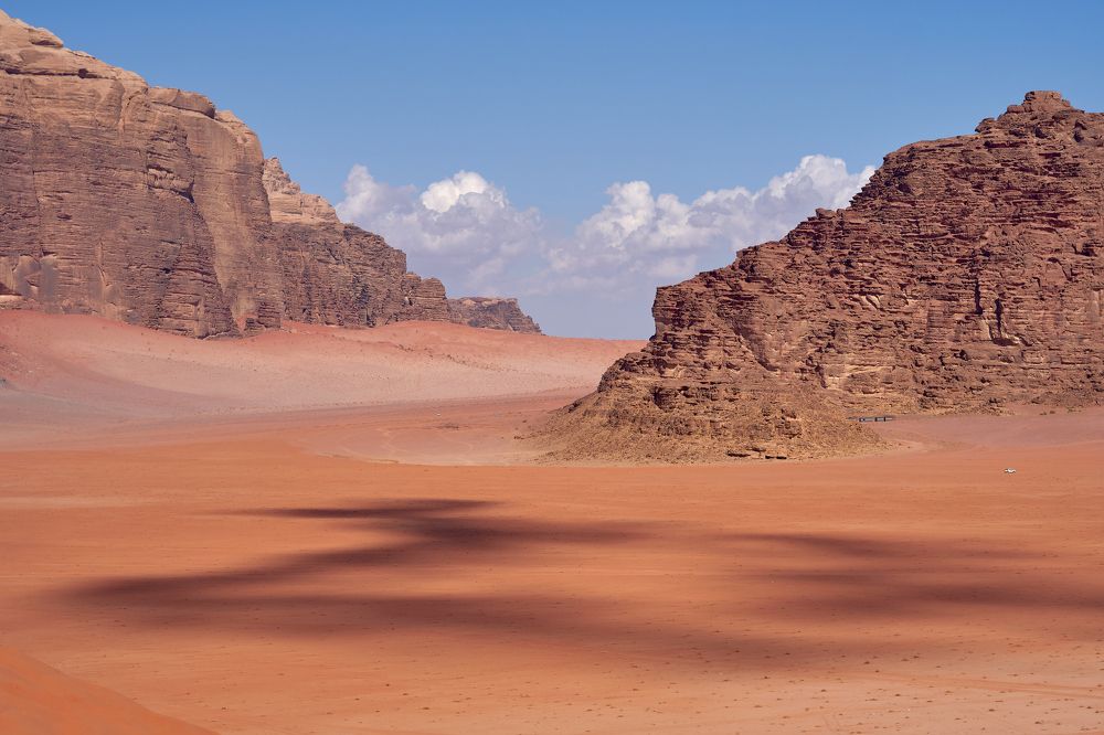 Тени гуляют по Марсу.
