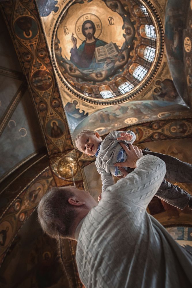 люди в храме