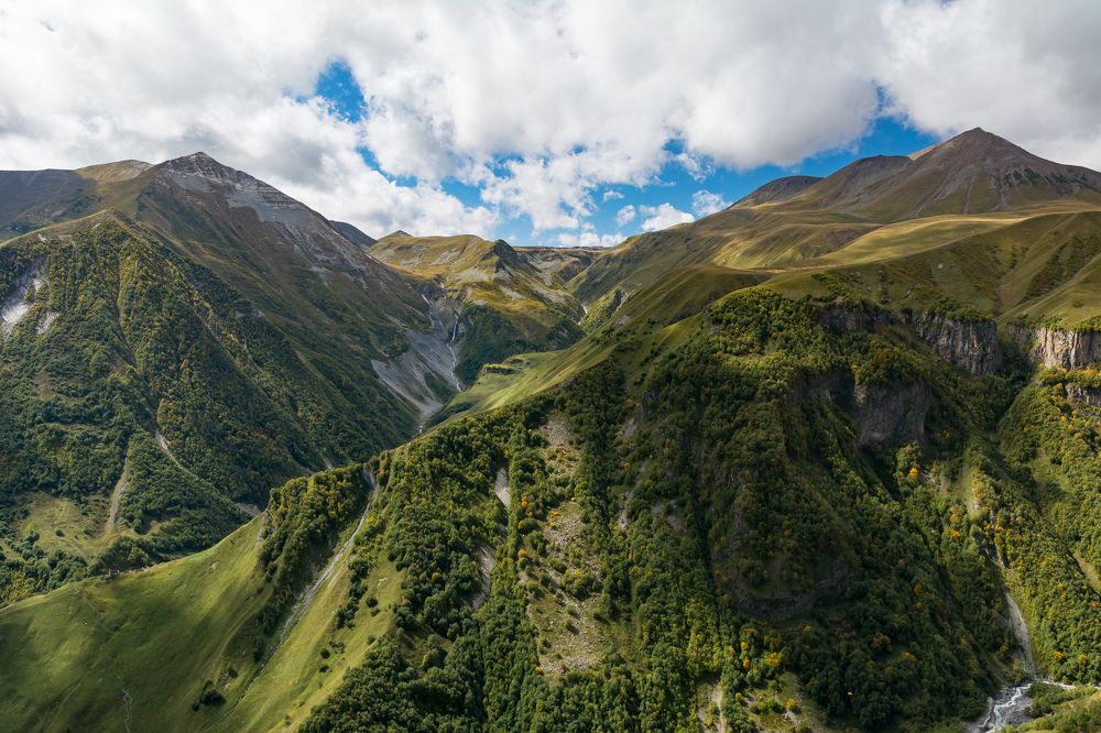 Под замшевым покрывалом.
