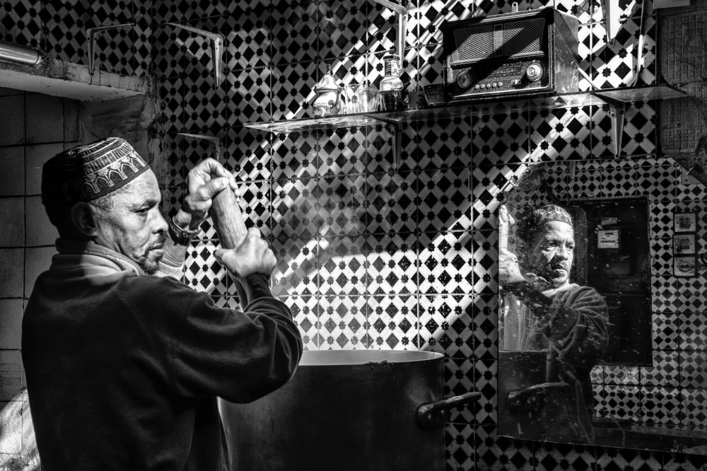 Cook in the souk of Fez, Maroc 2018