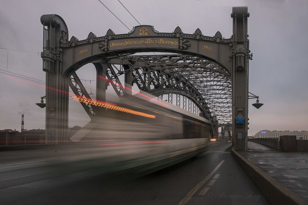 Мост Петра Великого в Петербурге.