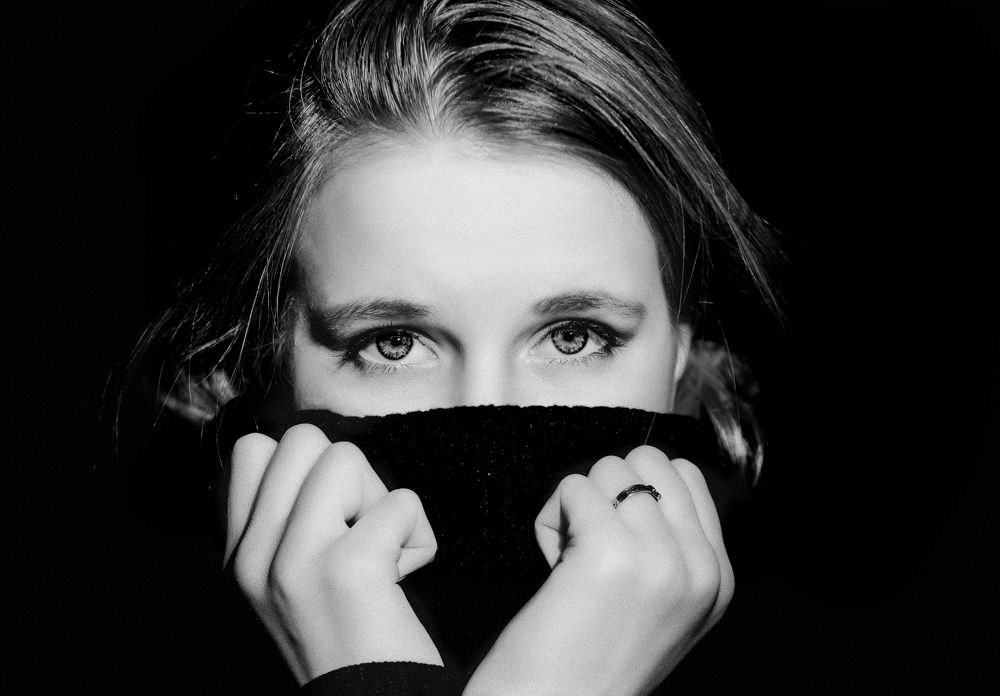 О чём молчат губы, скажут глаза …