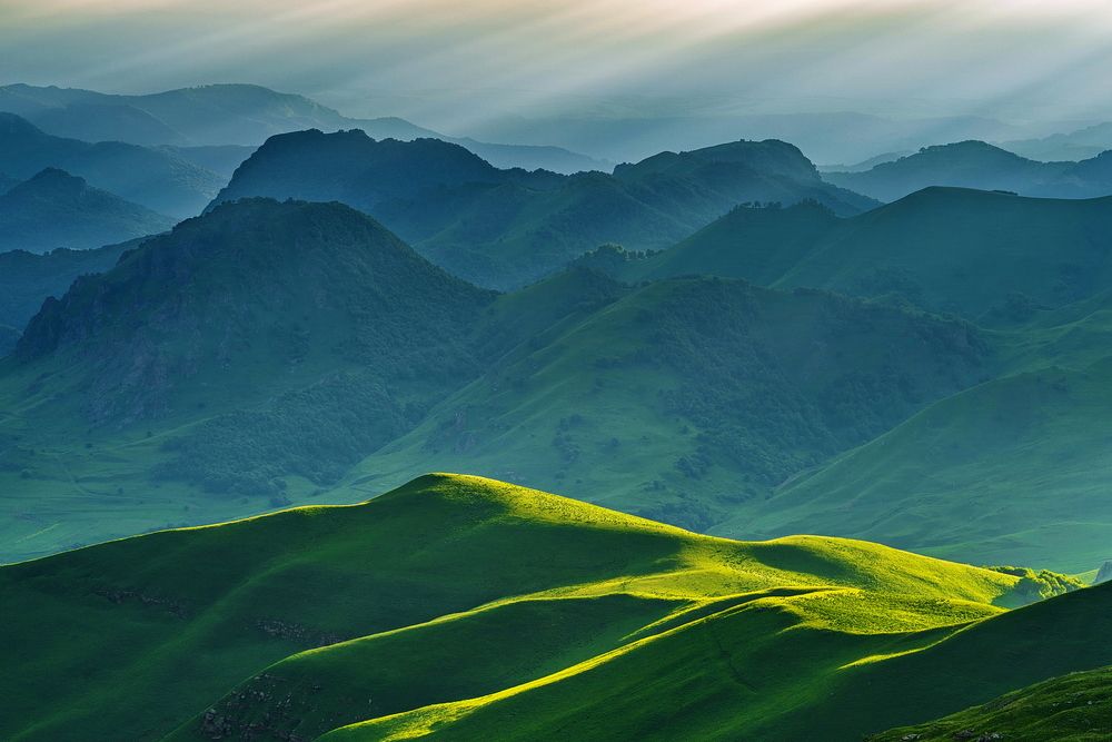 НА ЗЕЛЕНОМ БАРХАТЕ ХОЛМОВ