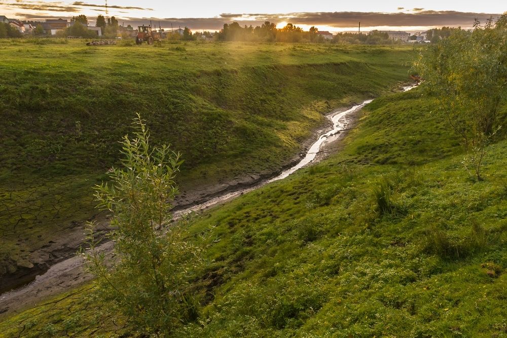 Закат у реки