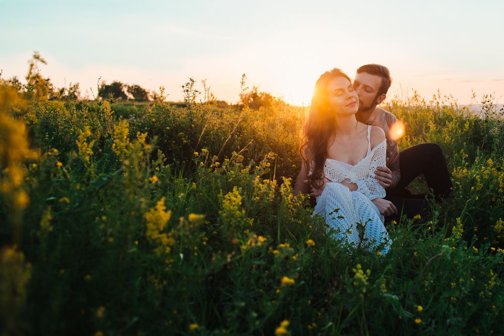 На закате дня, обними меня.