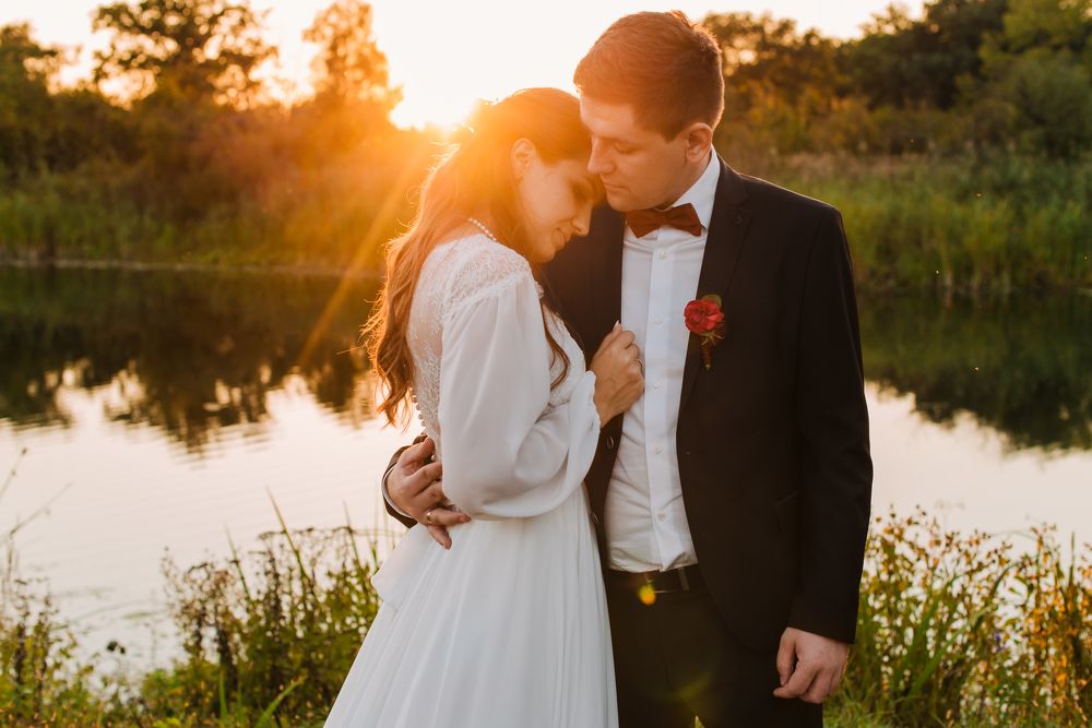 Теплые объятия на закате.