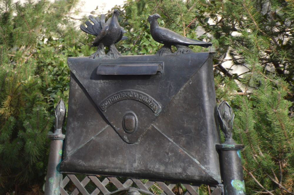 Senamiesčio paštas(Burkuoja balandžiai)