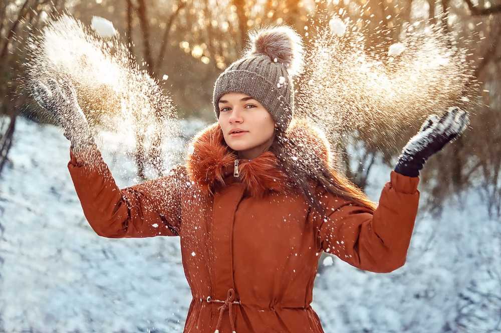 Красивая девушка и снег