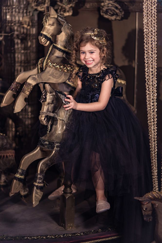 Адель в черном платье