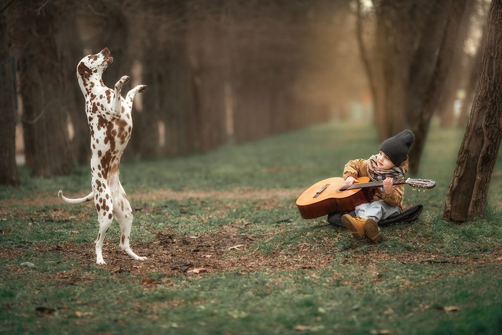 Карп играет на гитаре, а его подруга Ева танцует