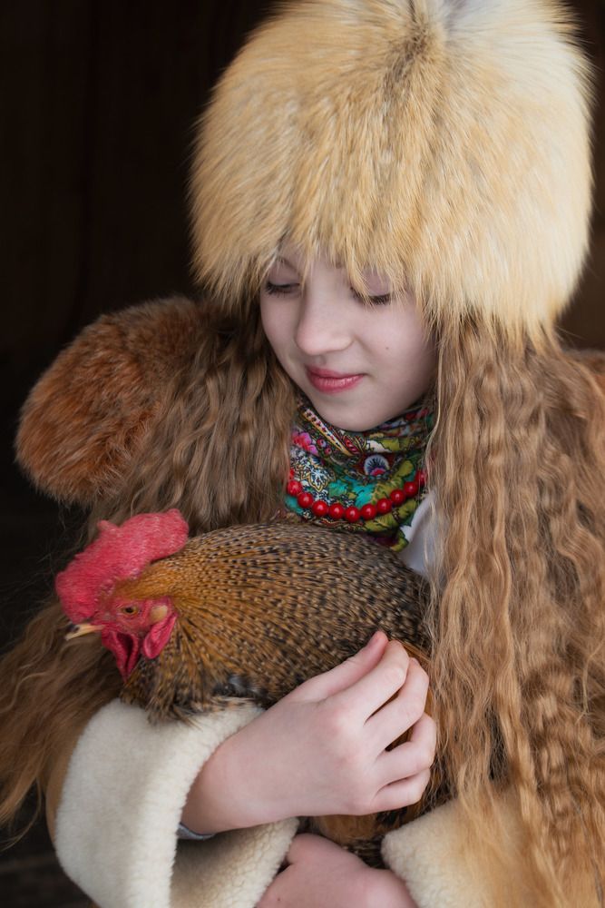 Девочка с петухом