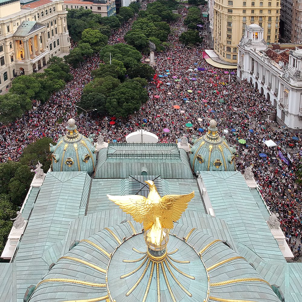 Liberdade, liberdade, abra as asas sobre nós.