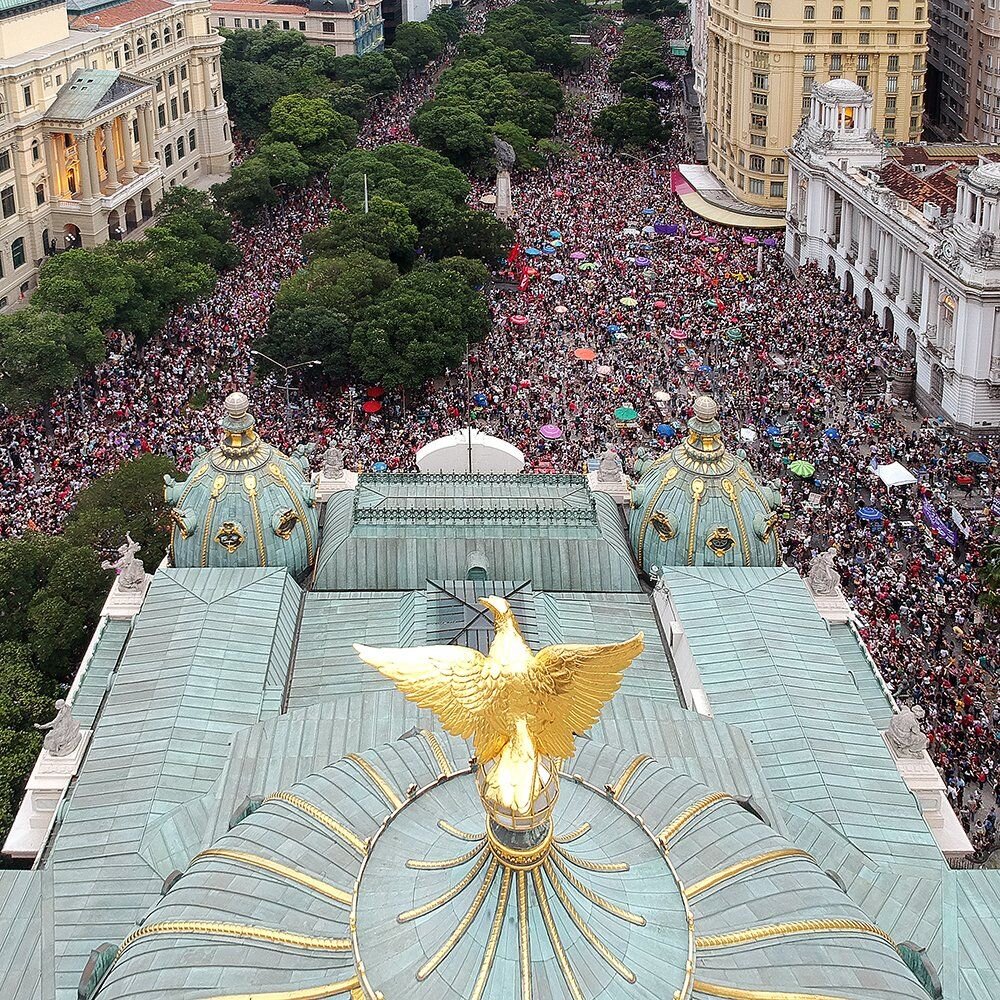 Liberdade, liberdade, abra as asas sobre nós.