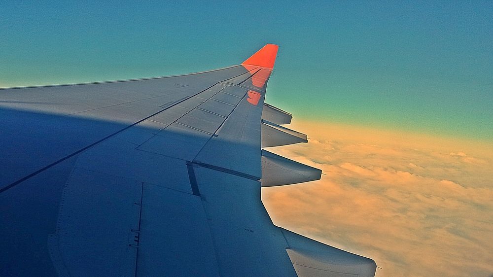 under the wing of the plane ...-  под крылом самолета...