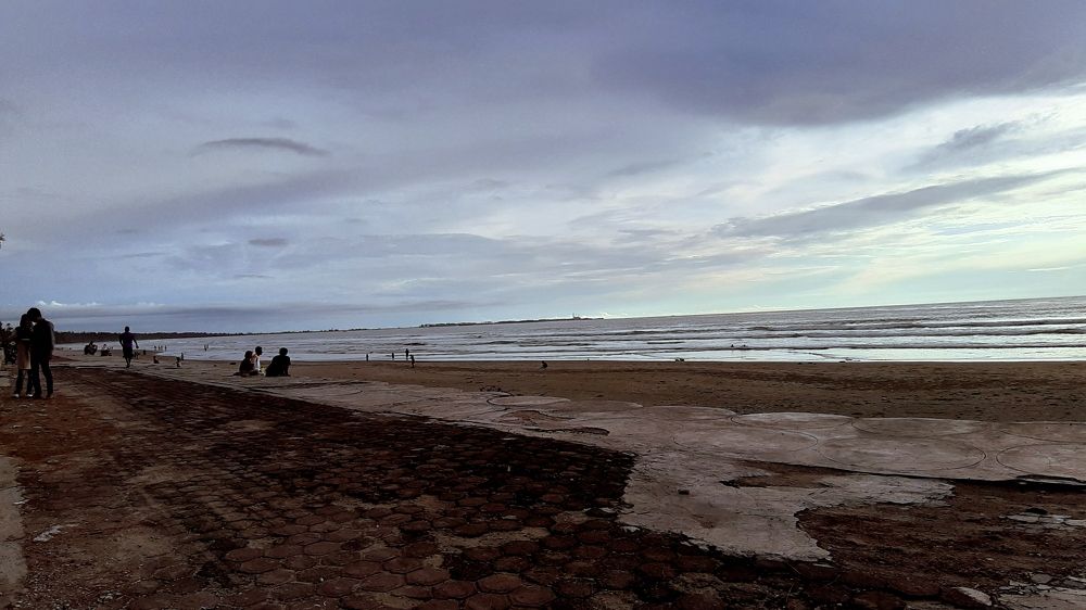 Wait sunset @pantai pasir putih bengkulu.