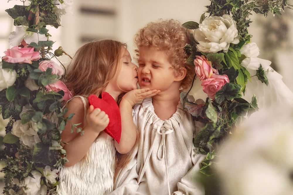 Первый поцелуй, он такой))