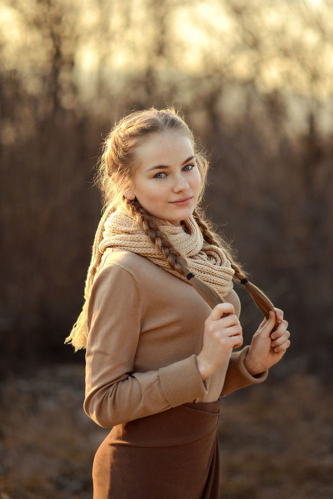 Девушка с косами