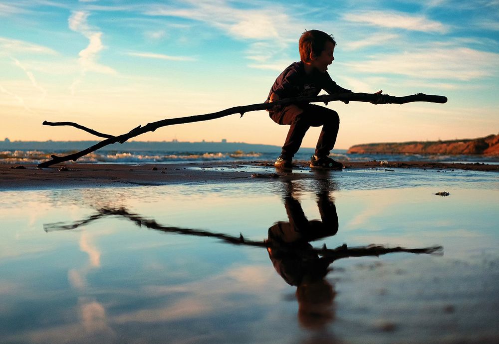 На берегу...