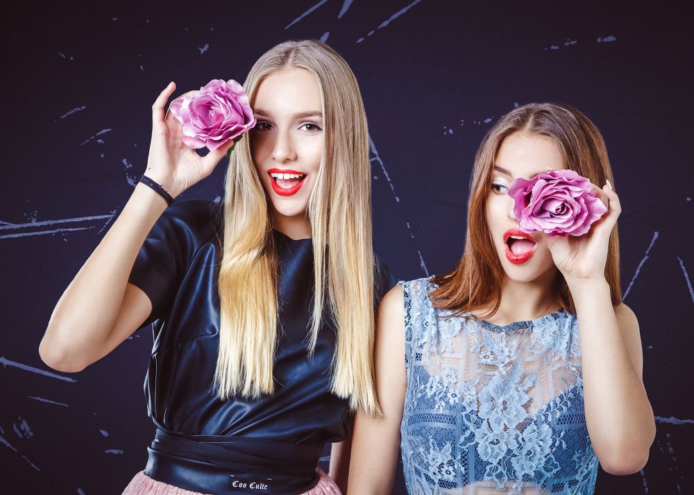 Красные губки.Карие глаза.