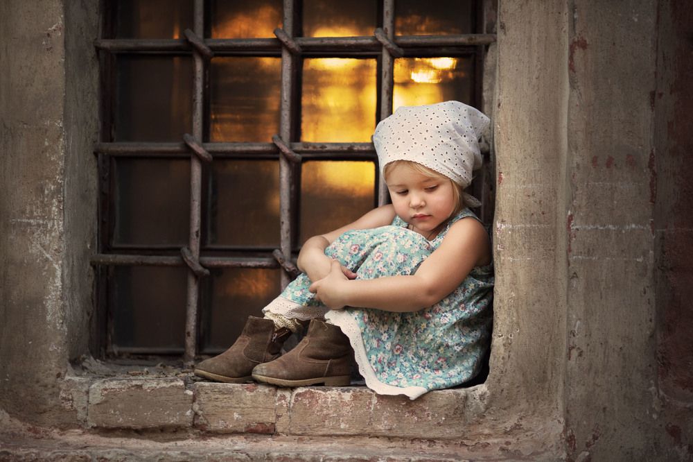 Девочка на подоконнике