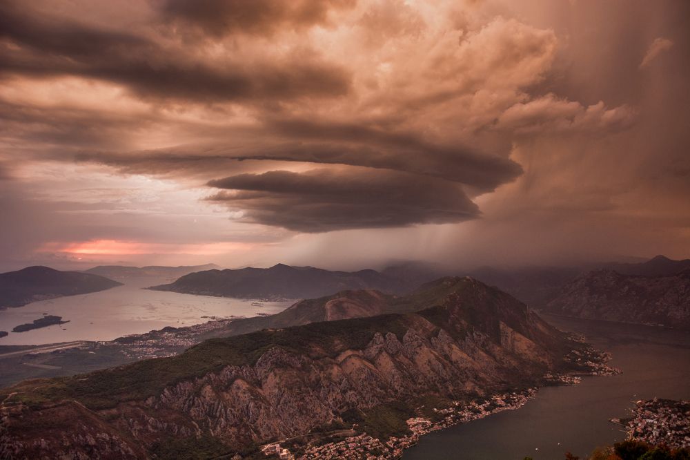 A hurricane clouds over the magic bay