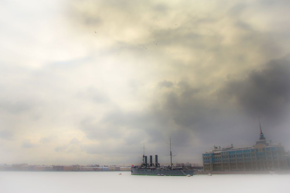 Хмурое небо над старым крейсером