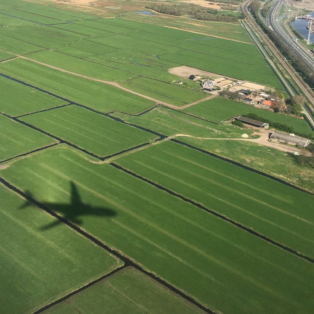 Под крылом самолета