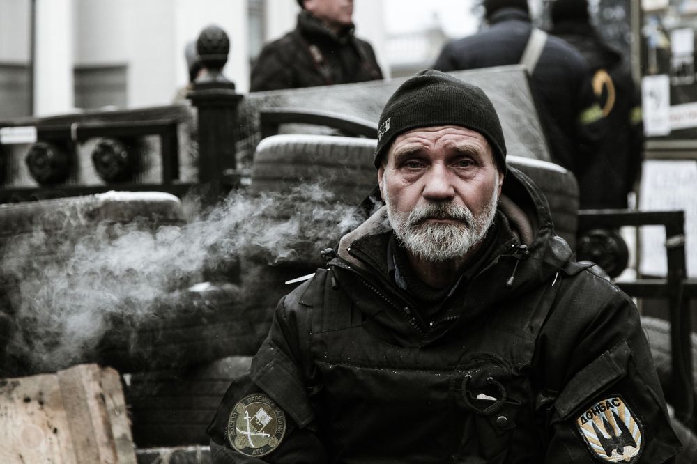 Митингующий отдыхает после драки с полицией.