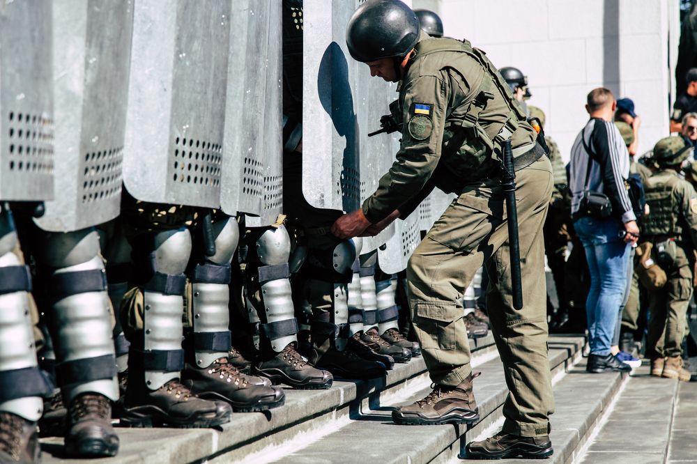 Командир национальной гвардии поправляет защиту.