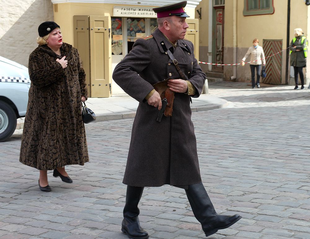 где-то стреляли