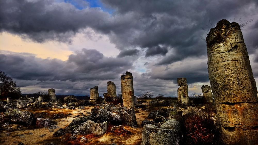 Побитые камни