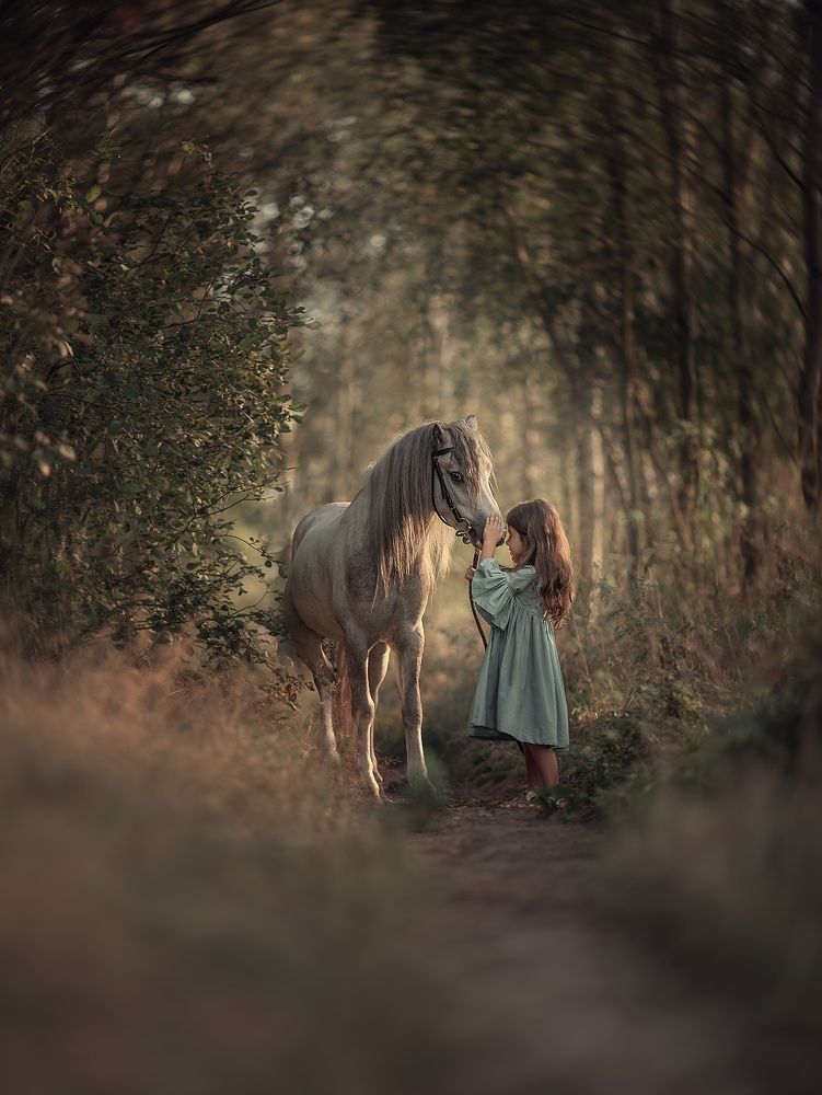 Каждый шептал о любви, но никто не осмеливался сказать об этом.