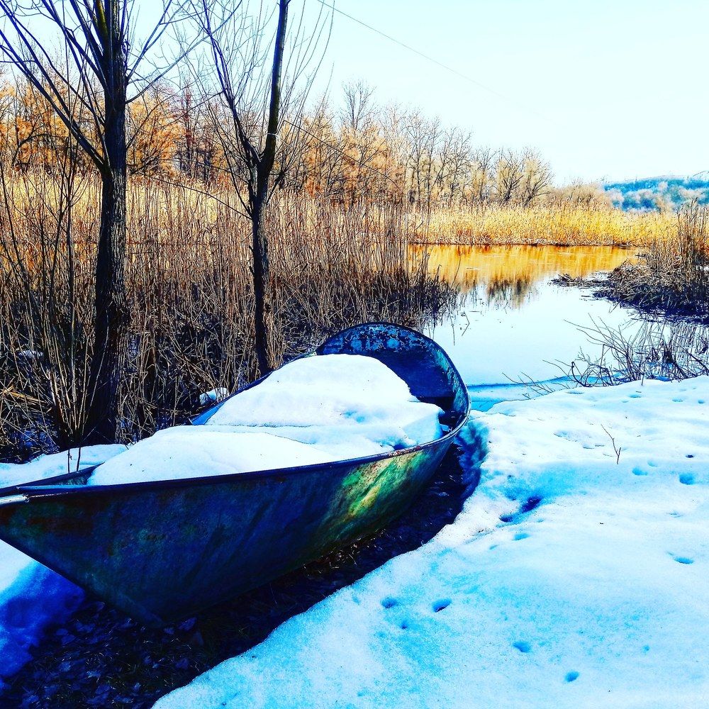 У реки