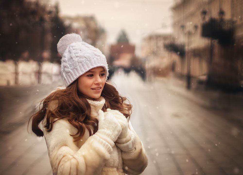 Девочка на улице города