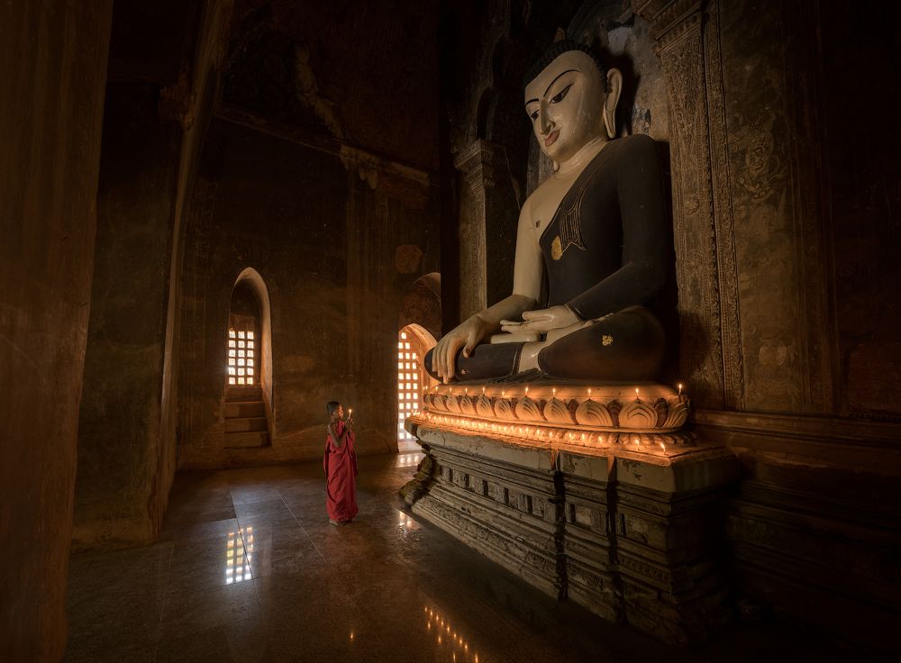 Молящиеся молодые монахи в Мьянме