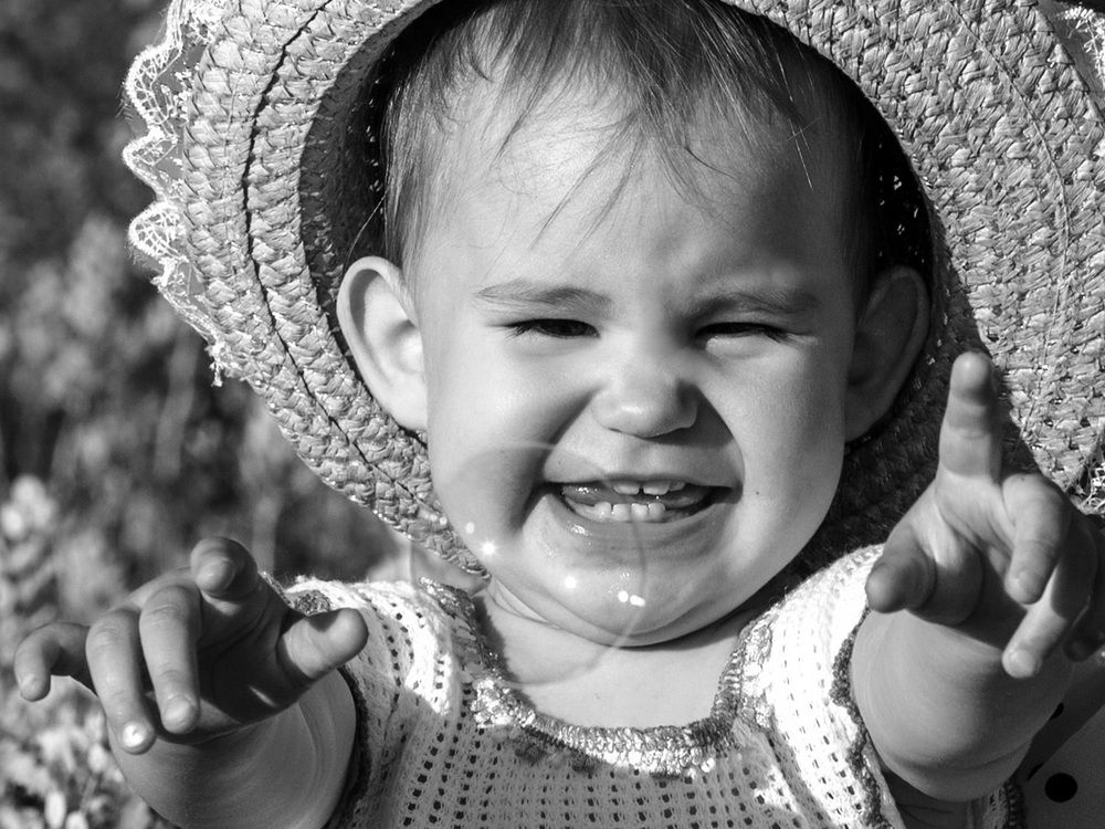 Девочка и мыльный пузырь