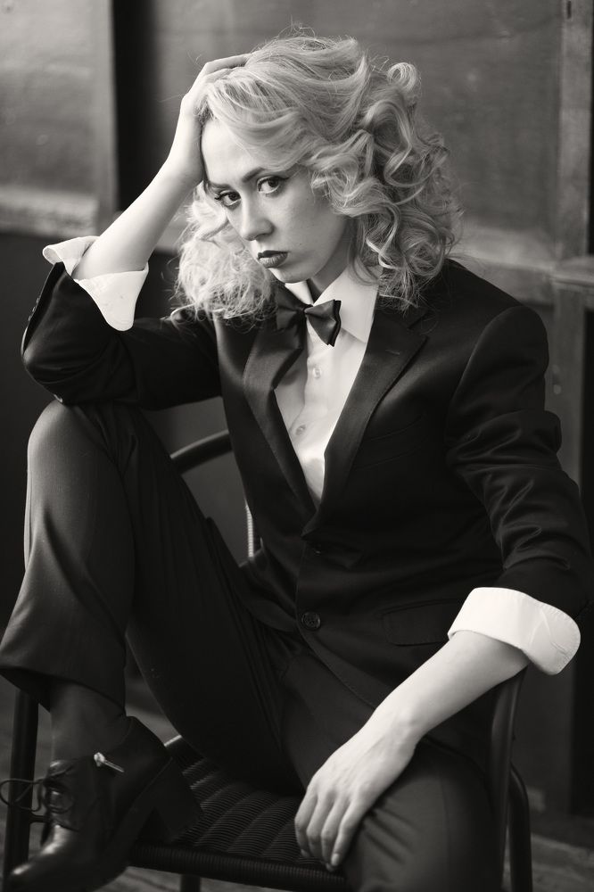 Женщина в мужском костюме