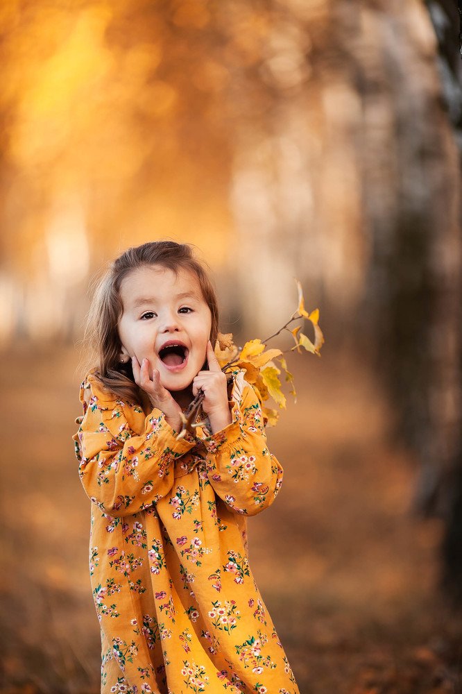 Радостная малышка Аксинья и золотая осень