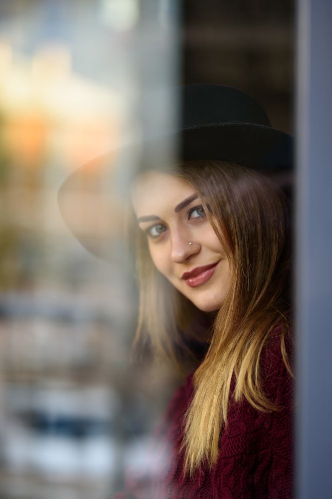 В стеклах витрин