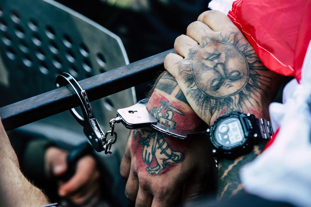 Легионер приковал себя наручниками в знак протеста.