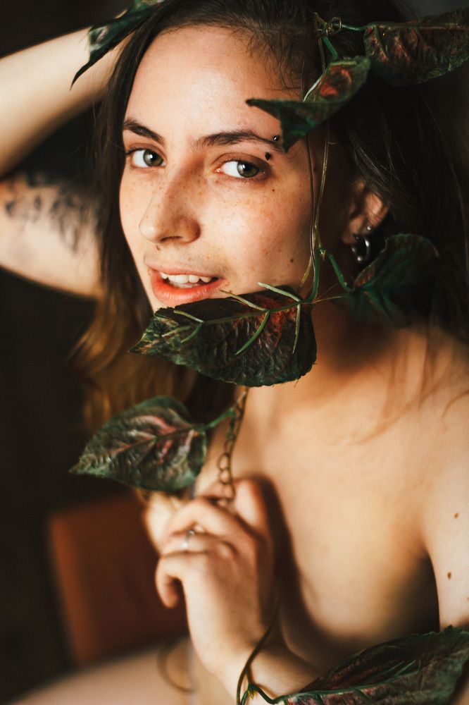 Девушка в зелёном