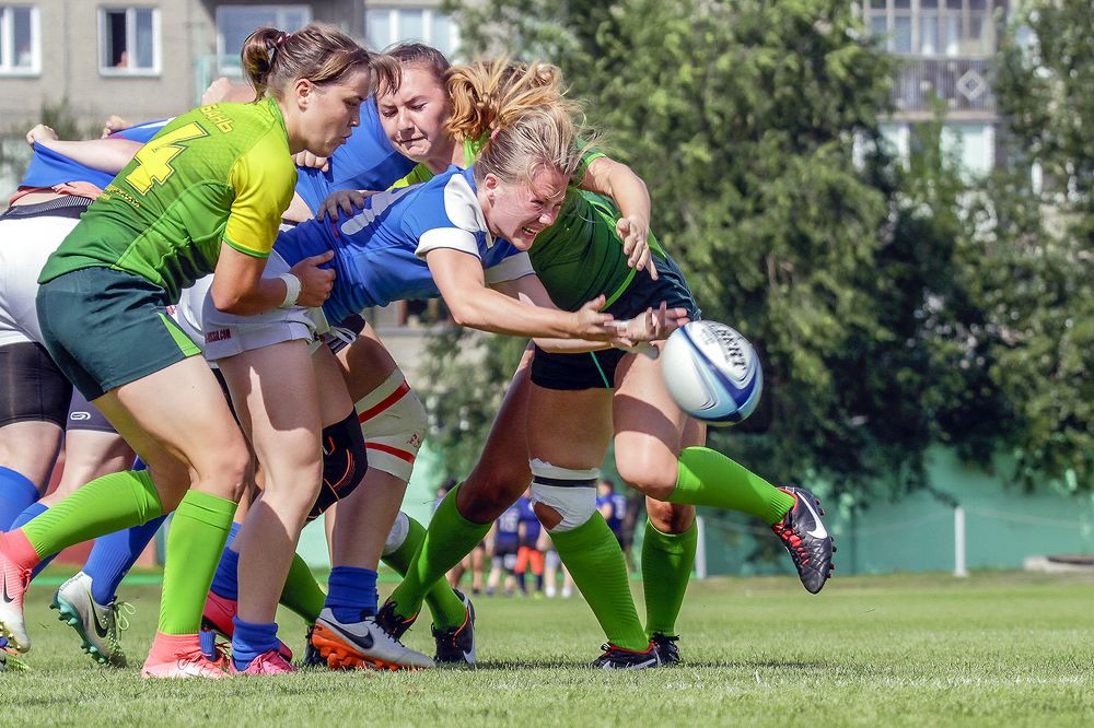 играют женщины