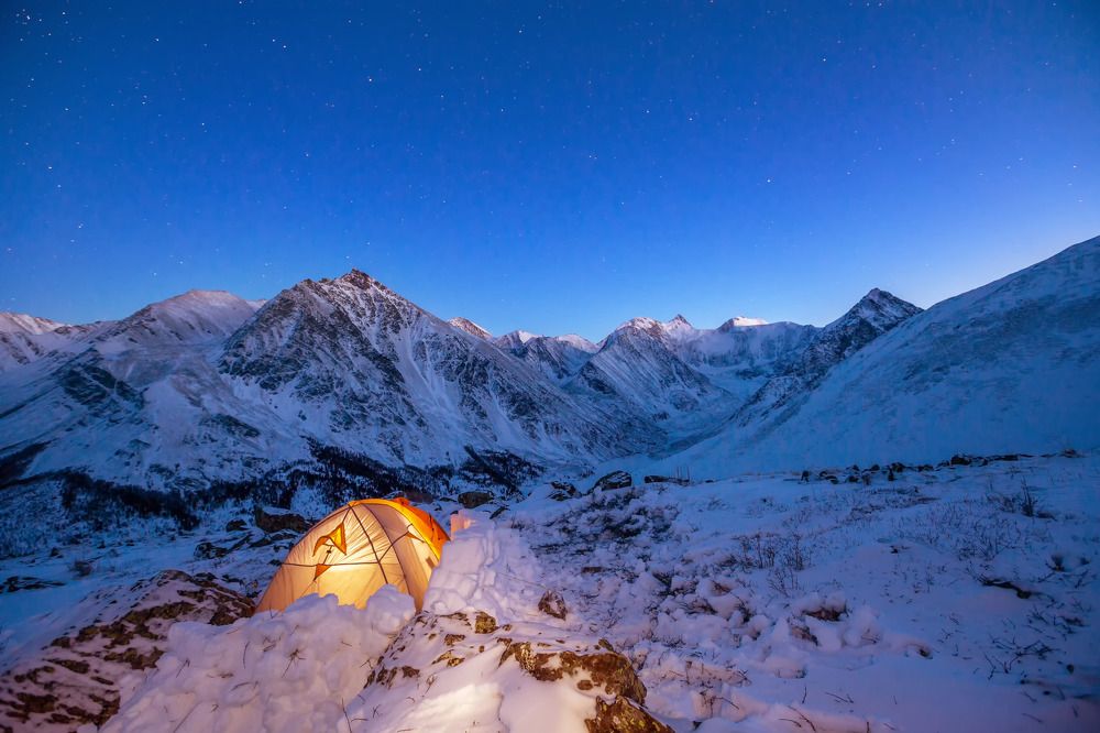 Белуха перед зимним рассветом