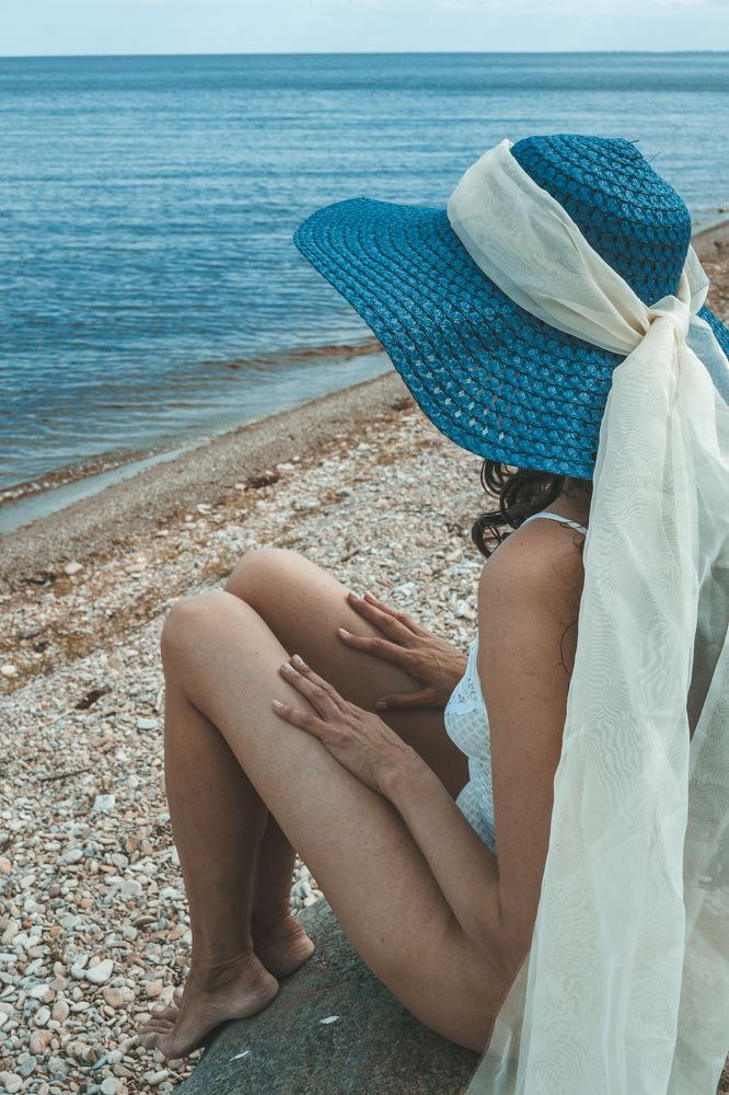 Девушка у воды.