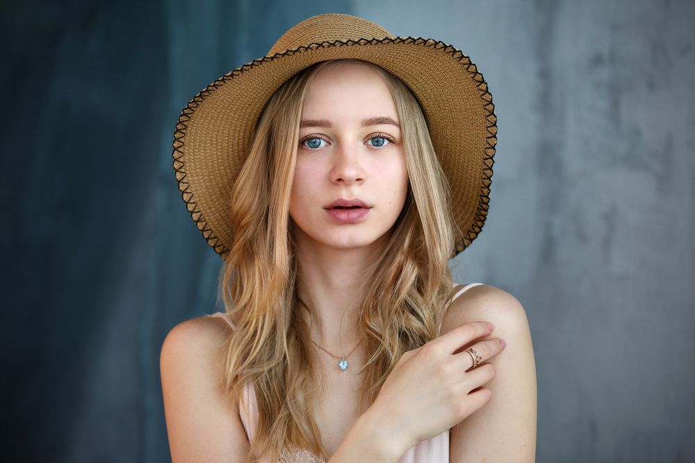 Девушка в шляпке