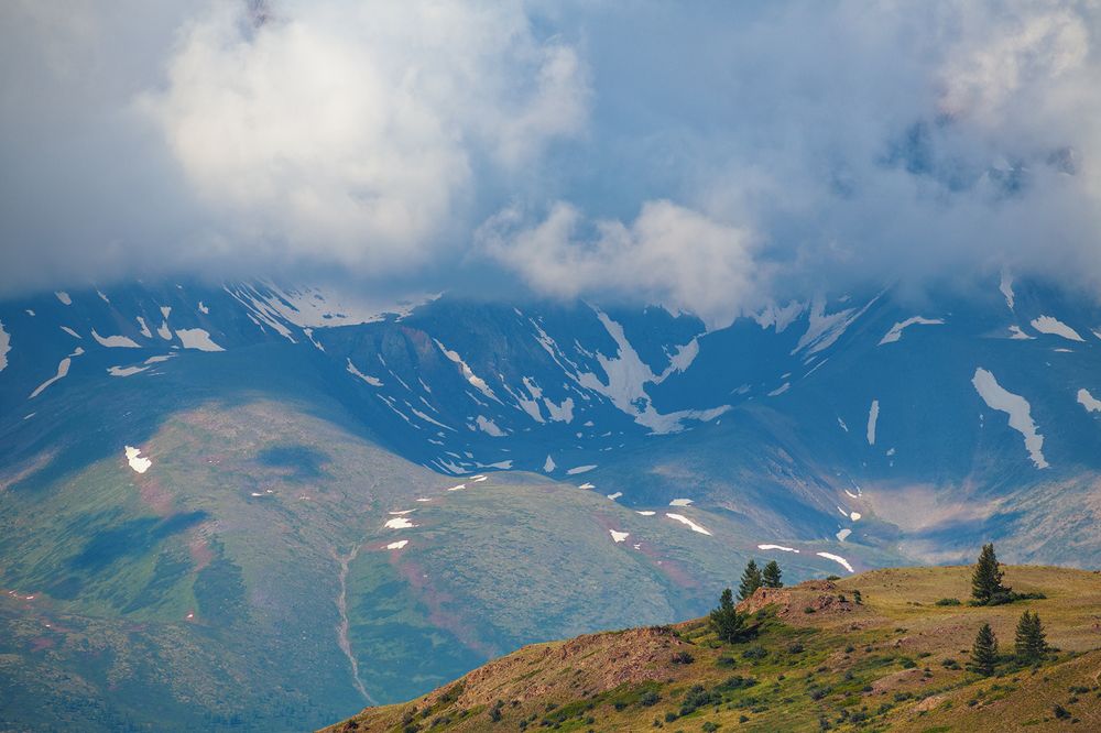 Синь алтайских хребтов